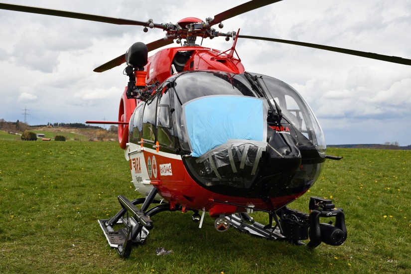 Der Hubschrauber OE-XRE mit der vom Vogelschlag zerstörten Cockpitscheibe, die hier bereits provisorisch abgeklebt ist