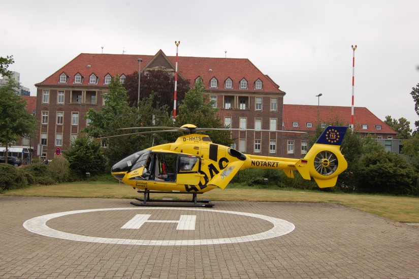 Mitte Juli 2016 warteten &ldquo;Christoph Europa 2&ldquo; und sein Pilot am Bodenlandeplatz des Universitätsklinikums Münster auf die Rückkehr von HEMS TC und Notarzt