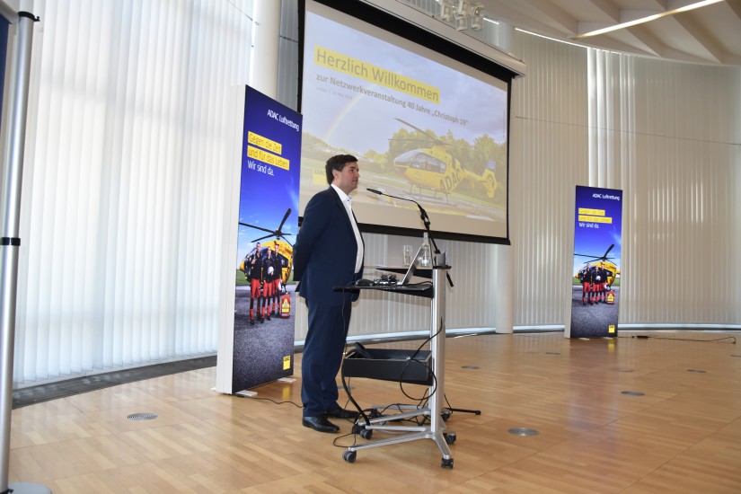 Begrüßte die Ehrengäste und moderierte die Netzwerkveranstaltung im Uelzener Rathaus: Julian Weiss, Leiter Produkt- und Partnermanagement der ADAC Luftrettung GmbH