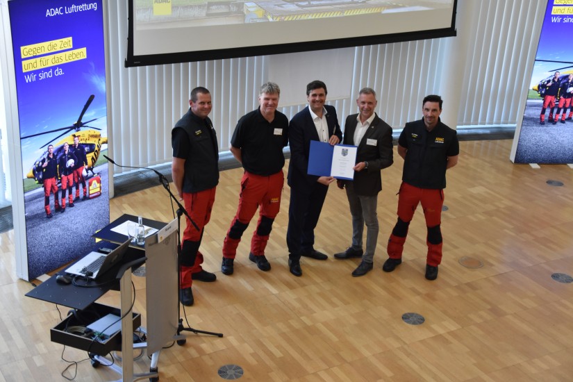 Uelzens Bürgermeister Jürgen Markwardt, gelernter Polizist mit Berührungspunkten zur Luftrettung, überreichte Jürgen Weiss und dem RTH-Team eine Urkunde zum 40-jährigen Bestehen der ADAC-Luftrettungsstation