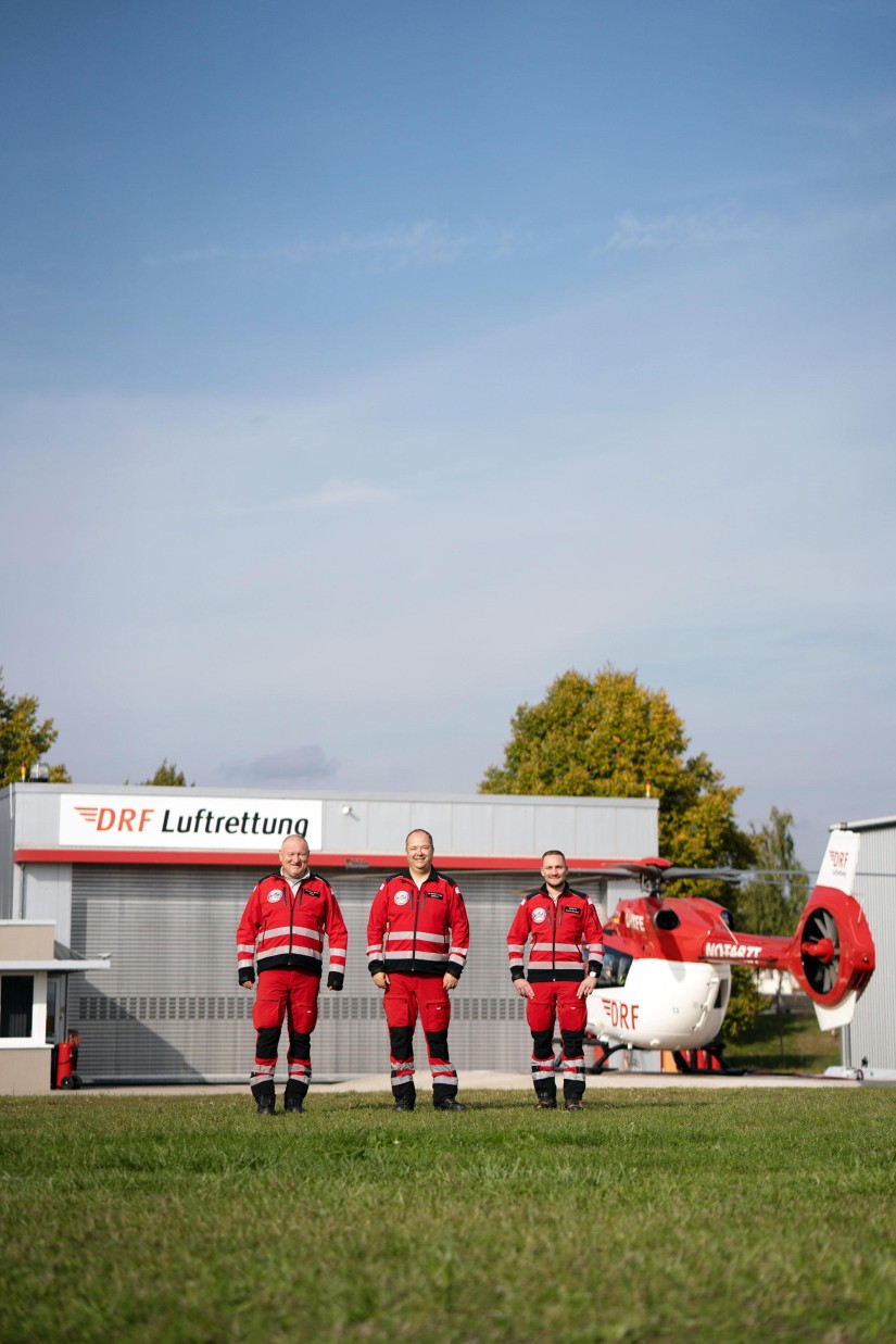 Stationsleiter und Pilot Thomas Roth (Bildmitte) und sein Stuttgarter Team freuen sich auf zahleiche Gäste beim Tag der offenen Tür am Sonntag, dem 18. Juni 2023