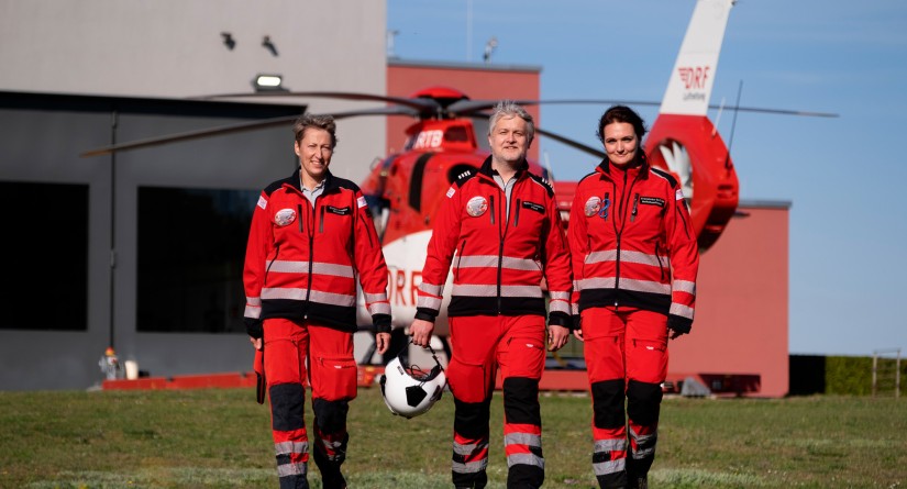 Das Team von “Christoph 64“ um Pilot und Stationsleiter Björn Langner freut sich auf den Tag der offenen Tür an seiner Station im Angermünder Gewerbegebiet am Südring