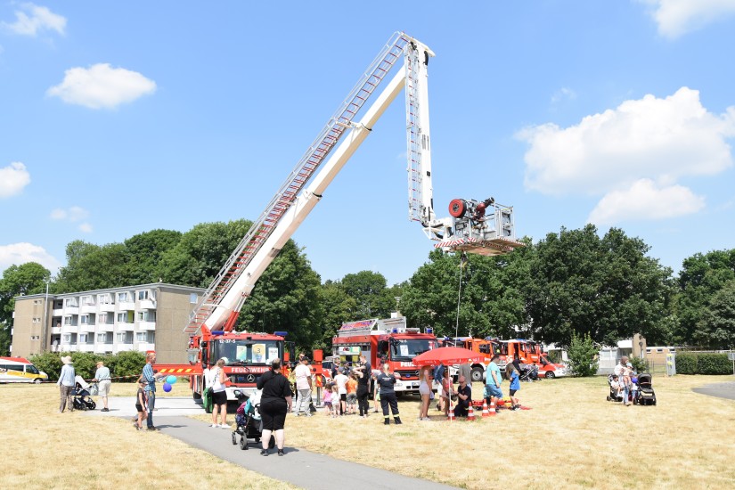 Die Feuerwehr Bremen war unter anderem mit mehreren Einsatzfahrzeugen vor Ort