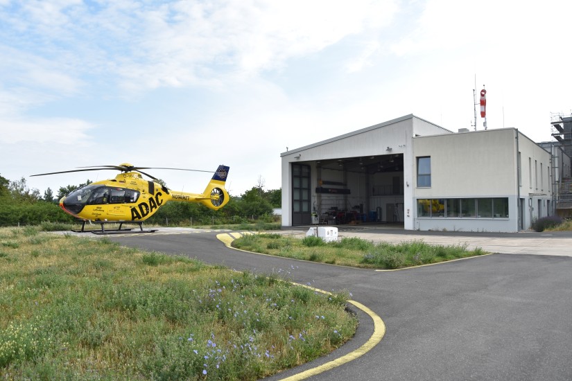 &ldquo;Christoph 18&ldquo; vor der im Frühjahr 2013 renovierten Luftrettungsstation an der Main-Klinik in Ochsenfurt