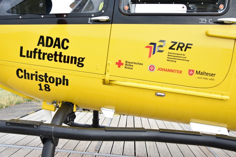 Neben dem neuen ZRF-Logo fallen auch die drei Logos der beteiligten Hilfsorganisationen Bayerisches Rotes Kreuz, Johanniter und Malteser auf