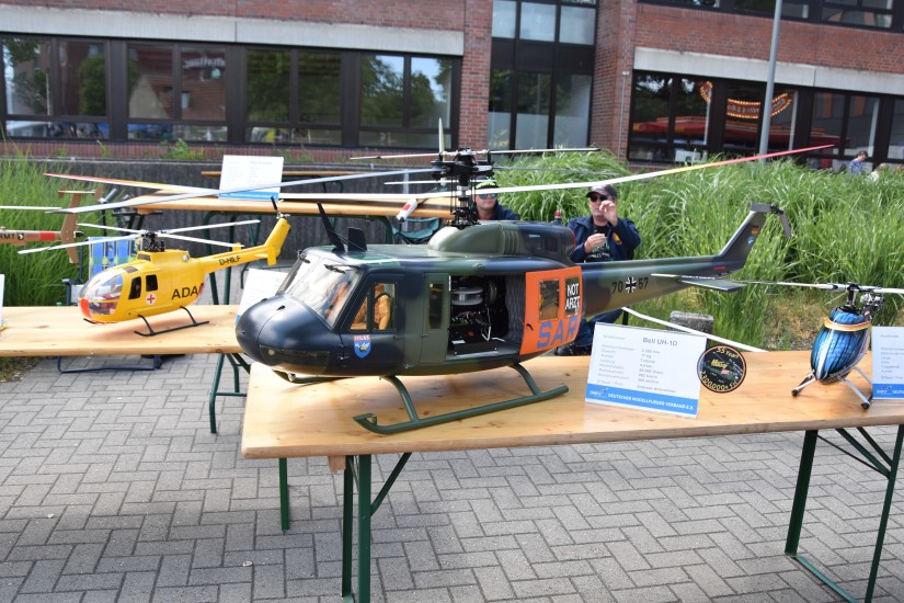 Einträchtig vereint: BO 105 der ADAC Luftrettung und Bell UH-1D der Bundeswehr in SAR-Version en miniature