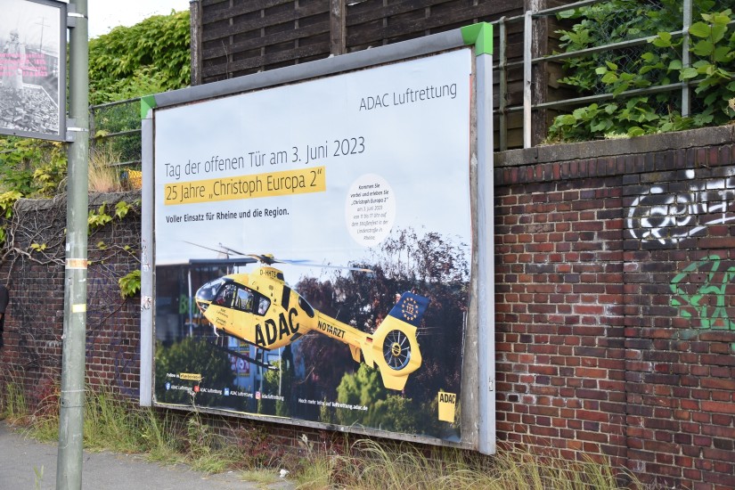 Überall im Stadtgebiet von Rheine luden Plakate zum Tag der offenen Tür in die Lindenstraße ein (hier ein Beispiel aus der Bahnhofstraße)