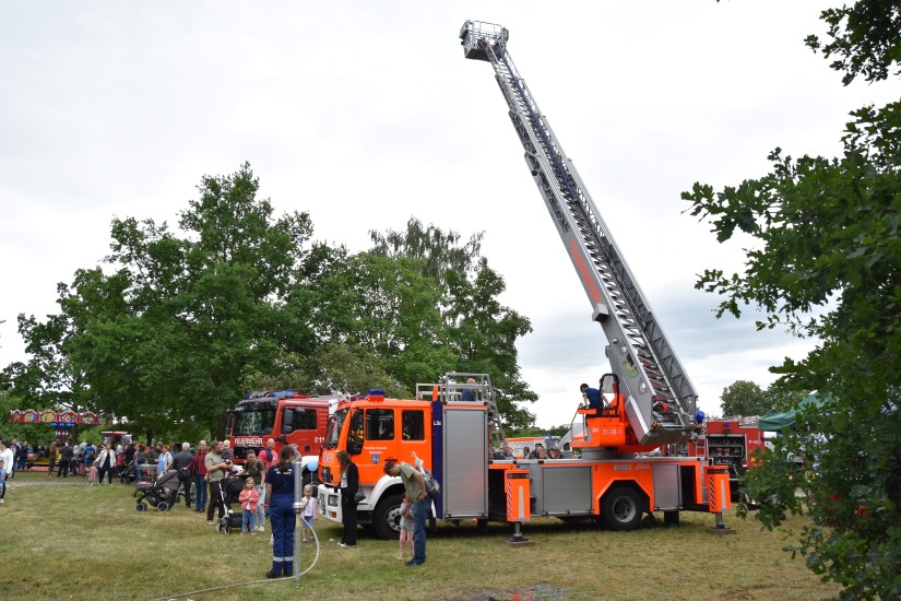 Die Schwerpunktfeuerwehr Wolfenbüttel präsentierte sich mit einer Fahrzeugausstellung, die Jugendfeuerwehr lud die Kids zu Wasserspielen ein