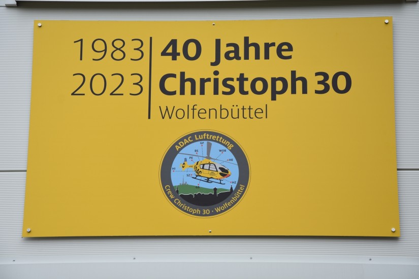 40 Jahre &ldquo;Christoph 30&ldquo;: Das Emblem mit dem Einzugsgebiet des Wolfenbütteler Rettungshubschraubers prangt weithin sichtbar am Luftrettungszentrum