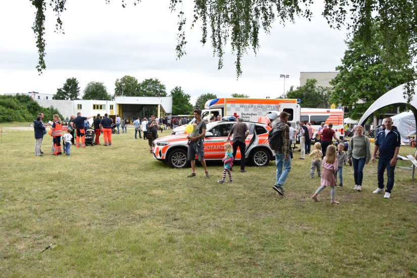 Die DRK Rettungsdienst Wolfenbüttel gGmbH präsentierte sich mit verschiedenen modernen Einsatzfahrzeugen sowie einem Behandlungsplatz für Großschadenfälle