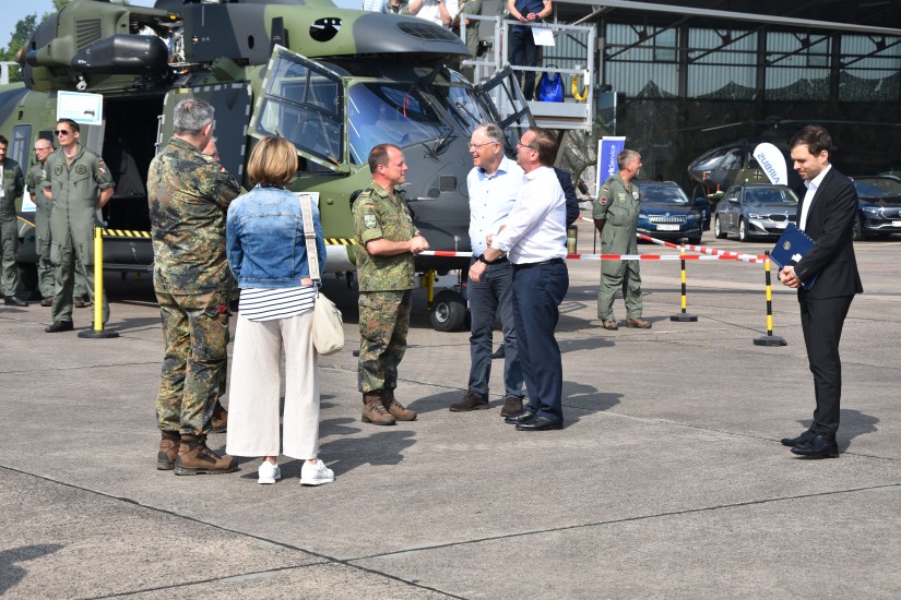 Das Internationale Hubschrauberausbildungszentrum Bückeburg lud am 17. Juni 2023 zu seinem diesjährigen Tag der Bundeswehr ein: mit dabei Boris Pistorius (3. v. r.) und Stefan Weil (4. v. r.)