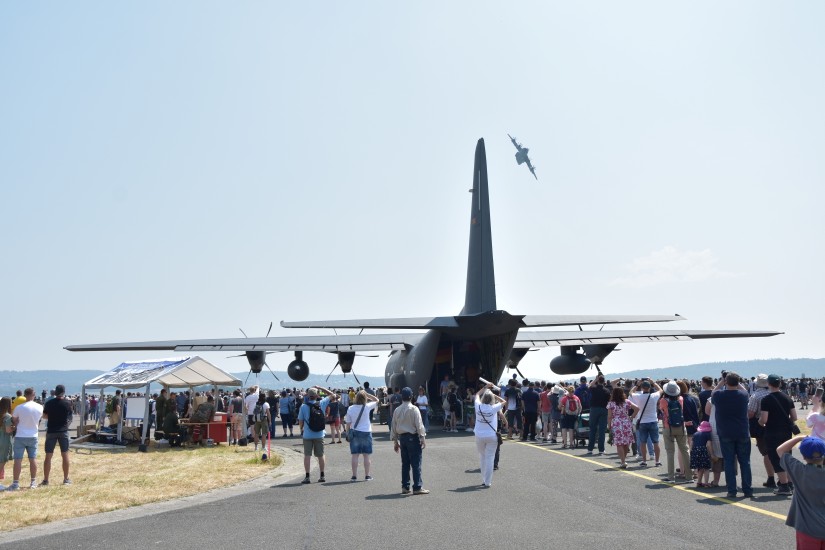 Über dem im Static Display erstmals einem breiten Publikum gezeigten neuen Transportflugzeug der Luftwaffe vom Typ C-130J &ldquo;Hercules&ldquo; zeigten die Piloten der A400M Akrobatik pur