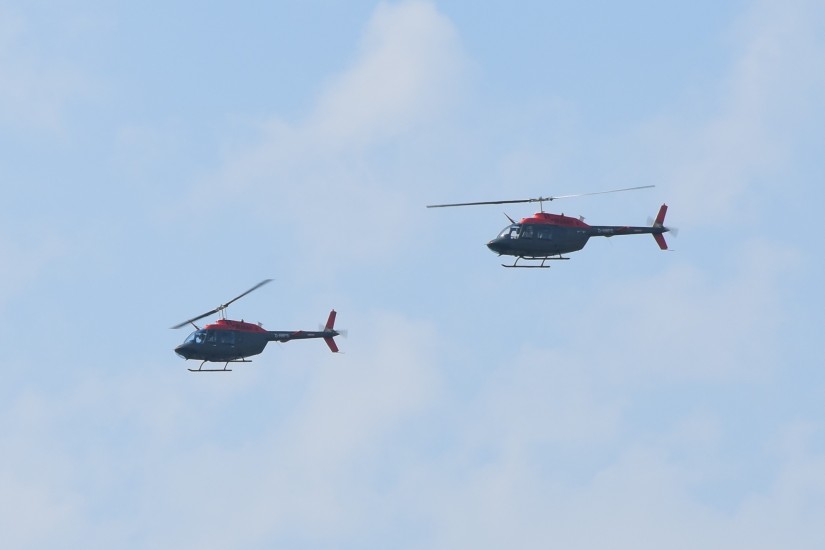 Zwei Schulungshubschrauber vom Typ Bell 206 Jet Ranger, die von der Firma Motorflug angemietet sind, im Vorbeiflug