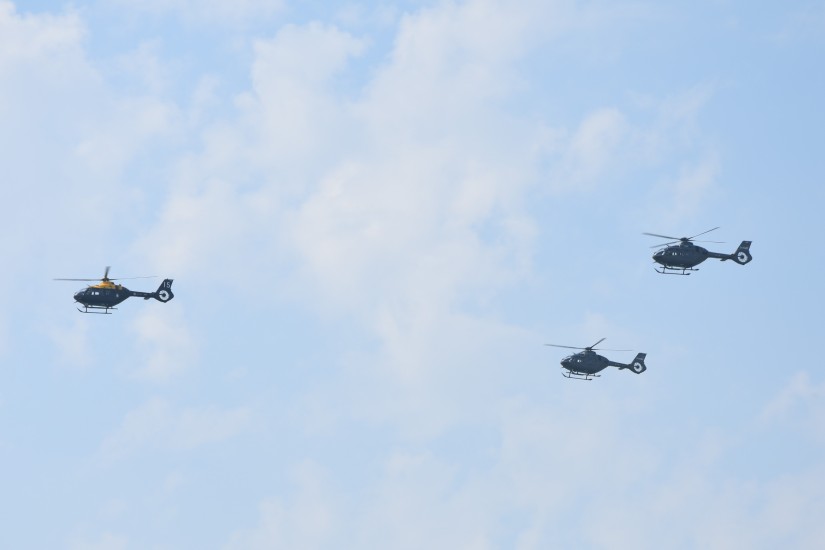 Hier sind gleich drei H135 im Überflug zu sehen, wobei die führende Maschine aus Großbritannien und die nachfolgenden aus Deutschland stammen