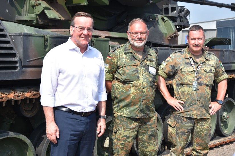 Bei seinem Besuch nahm sich Bundesverteidigungsminister Boris Pistorius viel Zeit für Gespäche und ließ sich immer wieder mit Soldaten und Besuchern ablichten