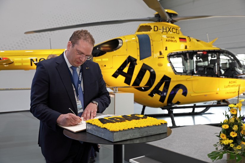 Frédéric Bruder, Geschäftsführer der ADAC Luftrettung gGmbH beim Eintrag ins Buch von Airbus Helicopters