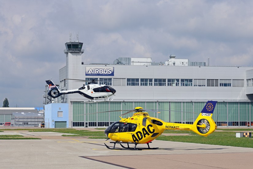 Eine von zwei neu ausgelieferten H 135 auf dem Vorfeld von Airbus Helicopters in Donauwörth