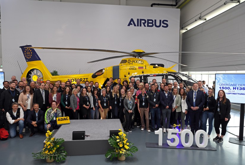 Zahlreiche Mitarbeiterinnen und Mitarbeiter der ADAC-Luftrettung gGmbH folgten der Einladung von Airbus Helicopters um „ihren“ neuen Hubschrauber in Donauwörth in Empfang zu nehmen