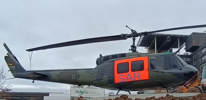 Die Bell UH-1D vor dem Bundeswehrkrankenhaus Ulm