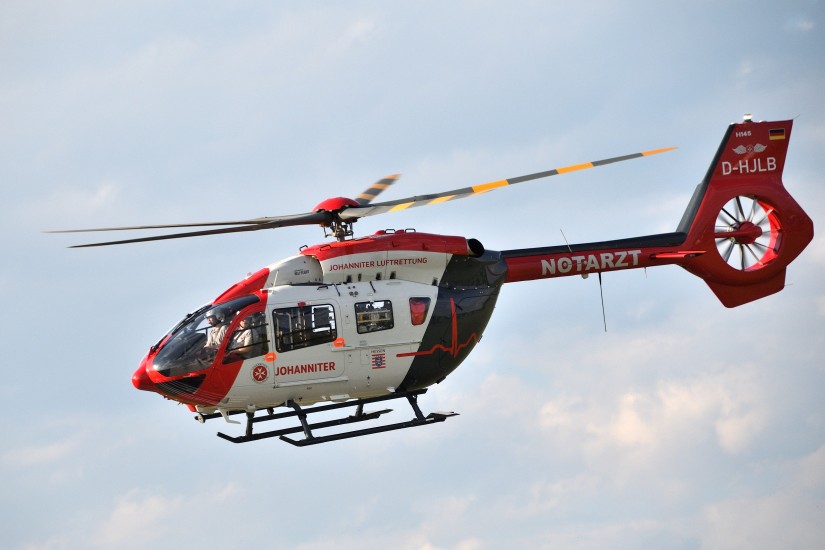 Eine H145 der Johanniter Luftrettung mit der Aufschrift &ldquo;operated by Heli-Flight&ldquo;