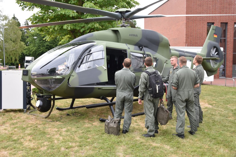 Im Außenbereich stand das Mock-up einer H145M von Airbus Helicopters, das reges Interesse nicht nur bei den Teilnehmern des Hubschrauberforums, sondern auch bei den fliegerischen Besatzungen des IHAZ fand