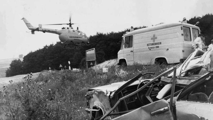 In den 1970erjahren flogen gelbe BO 105 als Zivilschutz-Hubschrauber des Bundes (hier ist &ldquo;Christoph 7&ldquo; bei einem schweren Verkehrsunfall im Einsatz zu sehen)