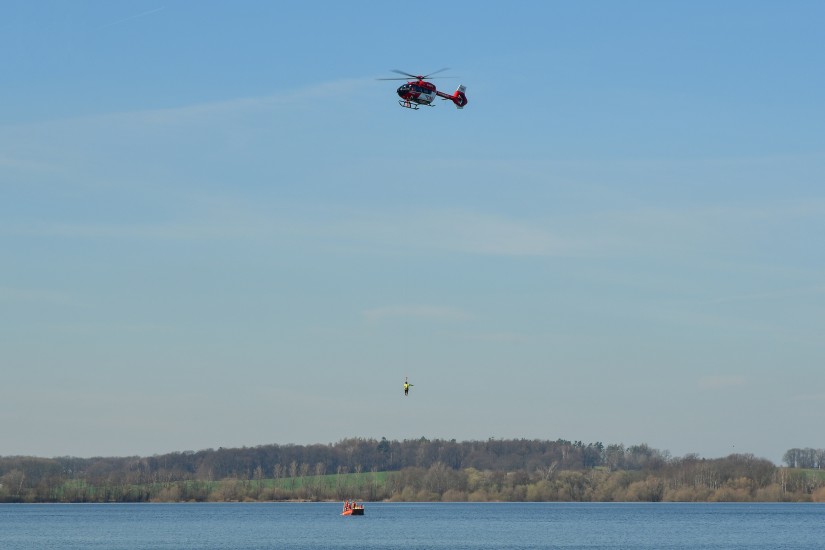 Anflug der H145 D-HXFC mit Höhenretter am Seil zur ertrinkenden Person