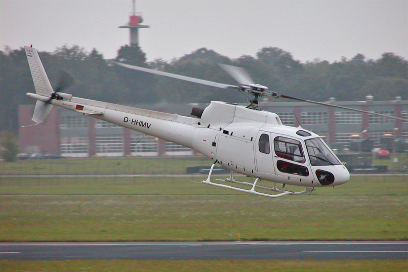 Der Hubschrauber mit der Kennung D-HHMV von FJS hebt in Trollenhagen vom Boden ab