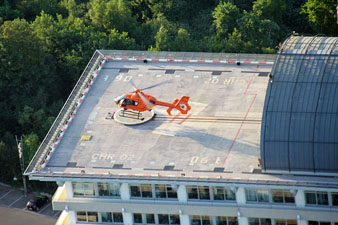 Rettungshubschrauber-Station auf dem Dach einer Unfallklinik, hier Frankfurt / Main