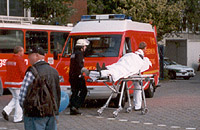Versorgung und Transport von verletzten Personen ist Aufgabe des Rettungsdienstes; hier eine Schauübung der Berufsfeuerwehr in Hamburg-Altona