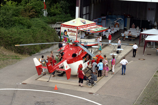 Zahlreiche Besucher vor dem Hangar des LRZ Leonberg