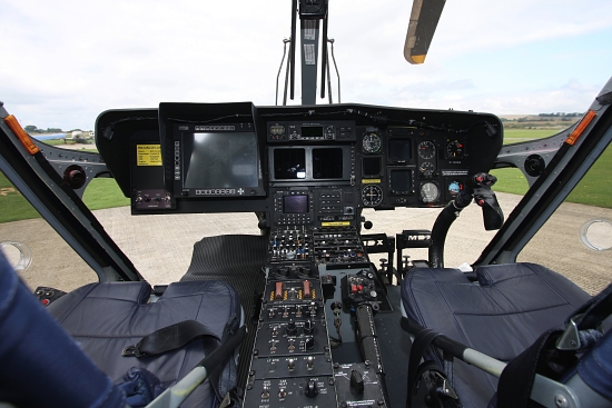 Cockpit des Hubschraubers. Über den großen Bildschirm lassen sich die Bilder der Kamera betrachten