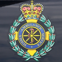Logo des Sussex Ambulance Service am Heli