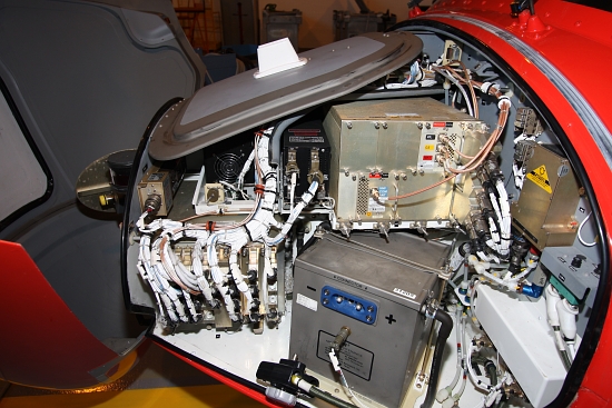 Die Nase des Hubschraubers beherbergt einen großen Teil der Elektronik und das Wetterradar (links)