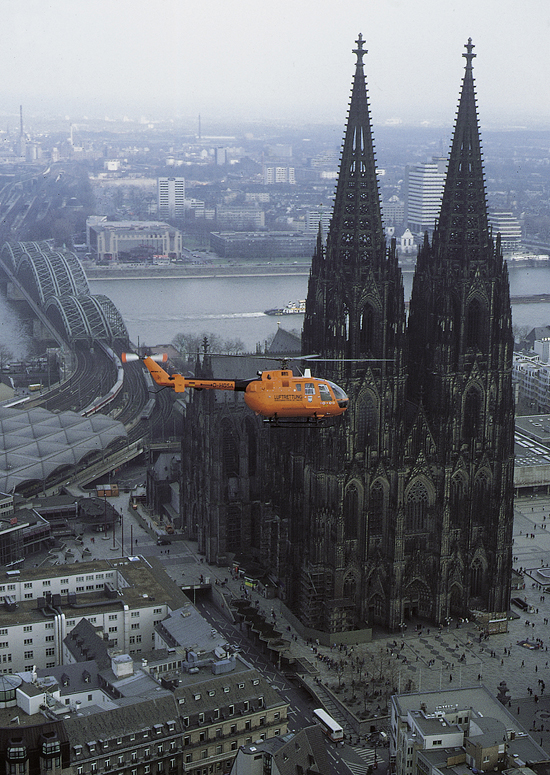 „Christoph 3“ damals noch als BO 105 vor dem Kölner Dom