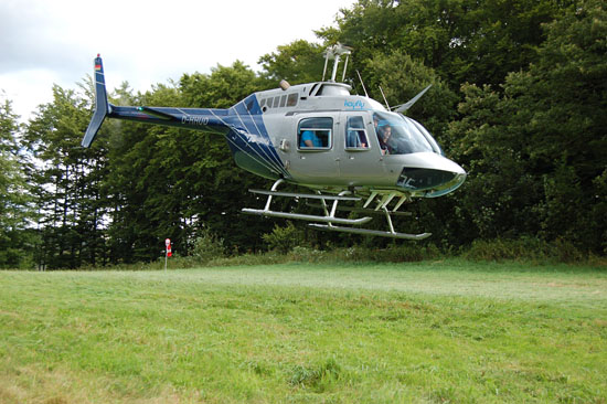 Mit der Bell Jet Ranger 206 (D-HHUD) der Firma kayfly konnte man rund achtminütige Rundflüge machen. Dieses kostenpflichtige Angebot wurde von den Besucherinnen und Besuchern des Tages der offenen Tür sehr gut angenommen