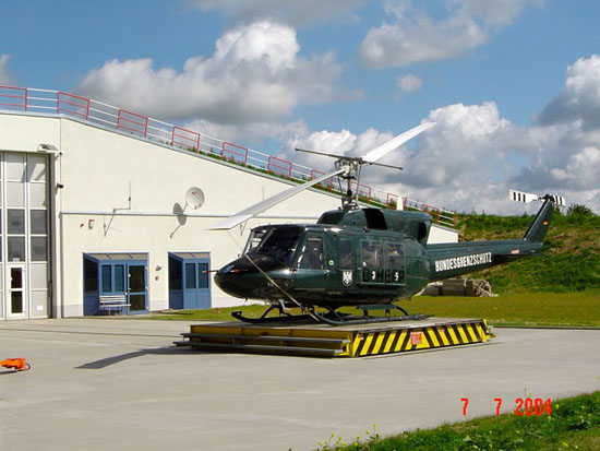 Nach dem Umzug im Jahre 2004 flog die Bell 212 (hier eine Ersatzmaschine in dunkelgrün) nun vom Standort KMG Klinikum Güstrow