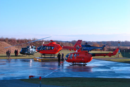 „3 Generationen“: bei der offiziellen Übergabe der neuen EC 135 2007 waren nicht nur die vorherigen Muster Bell 212 und BO 105, sondern auch eine Maschine vom Typ „Super Puma“ zu Besuch