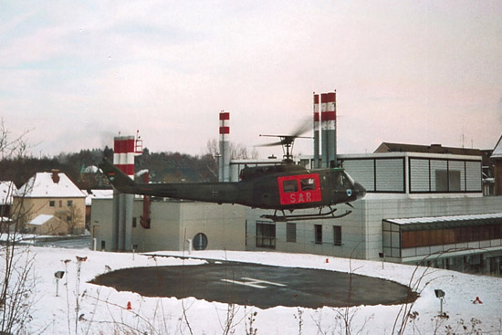 Einsatz einer Bell UH-1D am Krankenhaus Selb im Landkreis Wunsiedel in den Neunziger Jahren