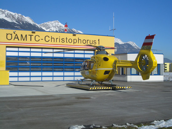 „Christophorus 1“ mit dem derzeitigen Hubschraubertyp EC 135 am Standort vor klassischer Kulisse