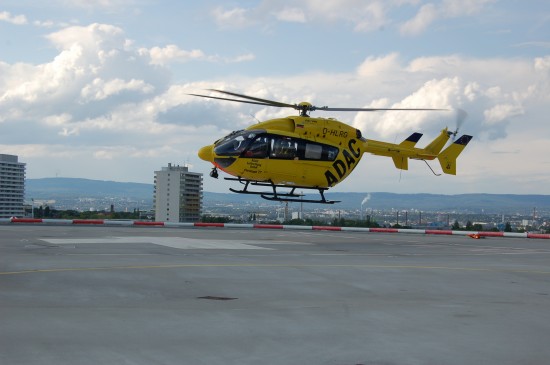 Seit 1997 ist an der Mainzer Universitätsklinik ein Dual-Use-RTH stationiert (hier die aktuelle Einsatzmaschine vom Typ EC 145 am 10. Juli 2012 beim Start vom neuen Dachlandeplatz)
