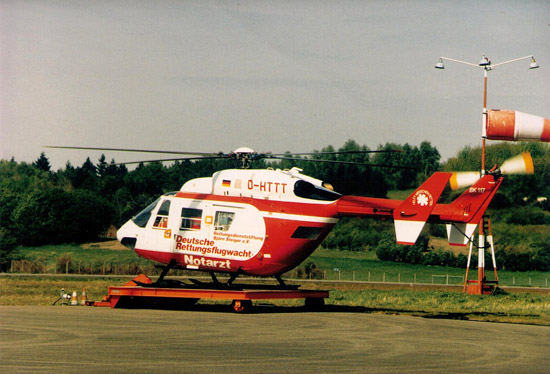 Die frühen BK 117 der DRF erhielten ein Farbschema in Analogie zu den bisher eingesetzten BO 105. Hier der Vorläufer von "Christoph 54", Flugwacht Freiburg 71, in Freiburg