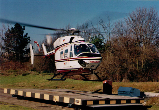 Die D-HANS war eine gerne genommene BK 117 aus dem Pool der Firma HTM. Sie versah als Springer ihren Dienst sowohl bei DRF und ADAC Luftrettung GmbH als auch bei der IFA. Diese Aufnahme entstand am LRZ Karlsruhe