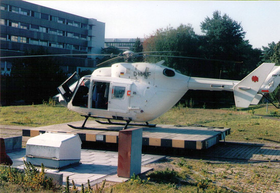 Die D-HMUF war die einzige Maschine aus Beständen der Polizei bei der DRF. Sie flog zum Zeitpunkt der Aufnahme im weißen Grundlack als "Christoph 43"