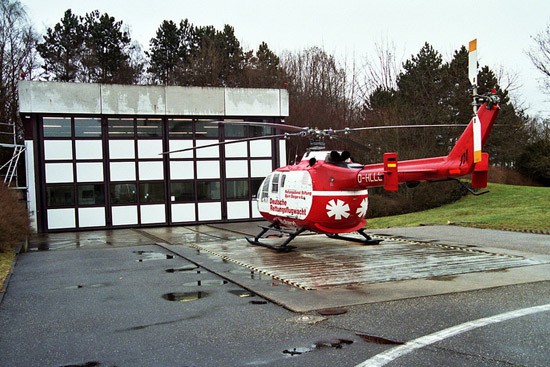 In den 1990er Jahren wies auf dem Hangar des DRF-Luftrettungszentrums Leonberg noch nichts auf den Betreiber hin, auf der BO 105 CBS-4 hingegen schon