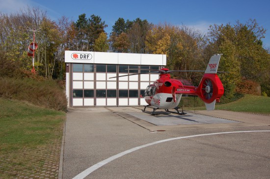 Noch im Oktober 2008 prangte das DRF-Logo mit der Unterzeile &ldquo;Eine Initiative der Björn Steiger Stiftung e. V.&ldquo; auf dem Hangar des DRF-Luftrettungszentrums &ldquo;Christoph 41&ldquo; in Leonberg