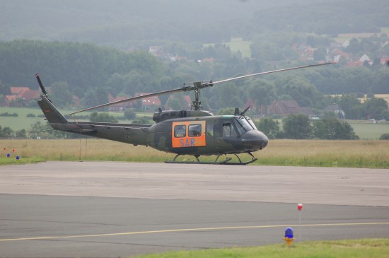 Abseits des für Besucher zugänglichen Ausstellungsbereichs stand eine Bell UH-1D in SAR-Konfiguration für (Luft-)Notfälle bereit