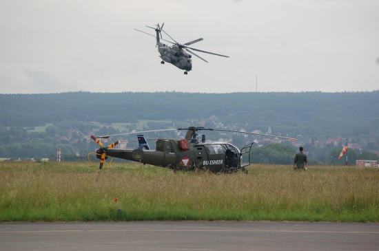 Auf dem Flugvorfeld stand eine Alouette III des österreichischen Bundesheeres (im Hintergrund fliegt eine CH 53 der Bundeswehr)