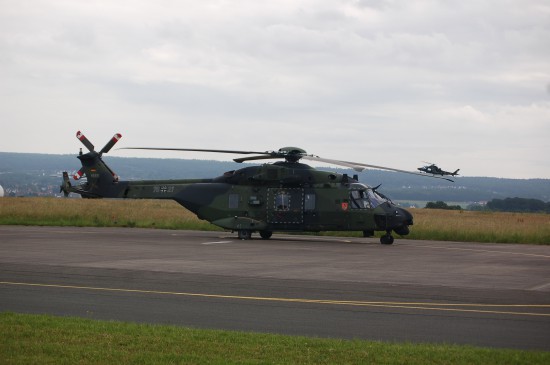 Der auch für MedEvac-Einsätze vorgesehene NH 90 wird hier gerade von einer AW 139 der Swedish Air Force im Vorbeiflug passiert