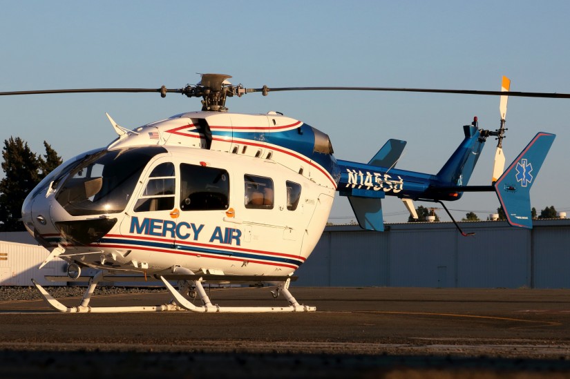 Vom Flugplatz Fullerton aus fliegt eine EC145 als „Mercy Air 4“